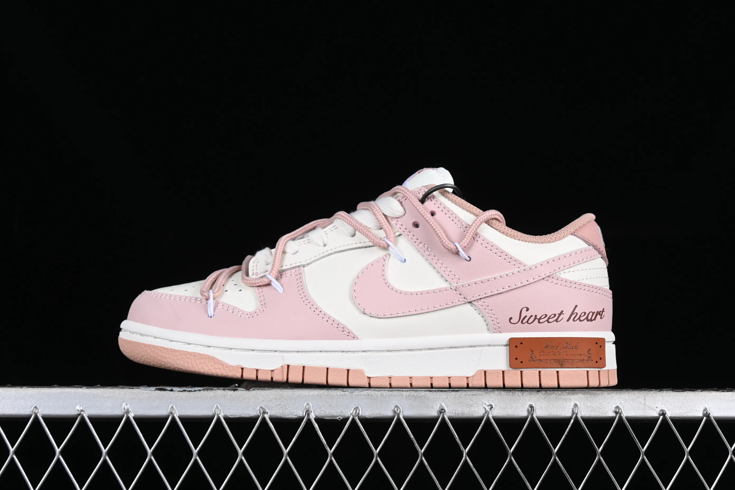 All categories Nk SB Dunk series Nk SB Dunk Low low-top sneakers Nk Dunk Low Spd berry carved rose pink retro sweetheart retro college style SB strap low-top casual sneakers DD1503-118